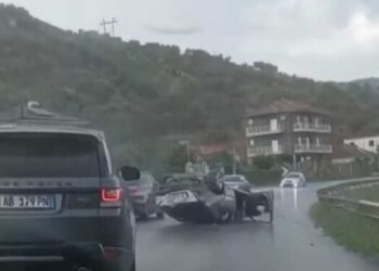 Makina kthehet përmbys në Elbasan, mbetet i lënduar shoferi
