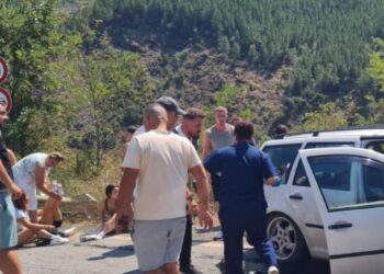 Aksident në Librazhd, katër anëtarë të një familjeje përfundojnë në spital