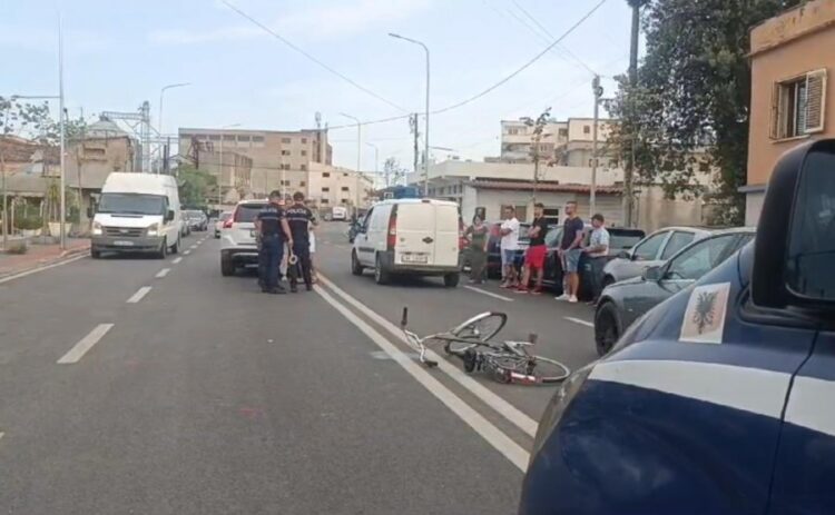 Makina përplas biciklistin në Lushnjë, dërgohet urgjent në spital (Emri)