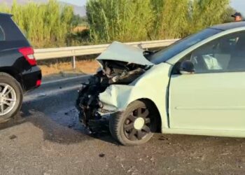 Aksident në aksin Lezhë-Shkodër, makina përplaset me barrierat metalike