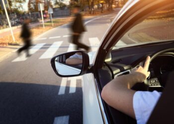 Aksidentoi 18-vjeçarin në vijat e bardha, arrestohet vajza shofere