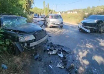 Aksident në rrugën Fier-Levan, dy të plagosur nga përplasja e makinave