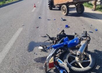 Makina përplas motorin në Koplik, plagoset turisti gjerman