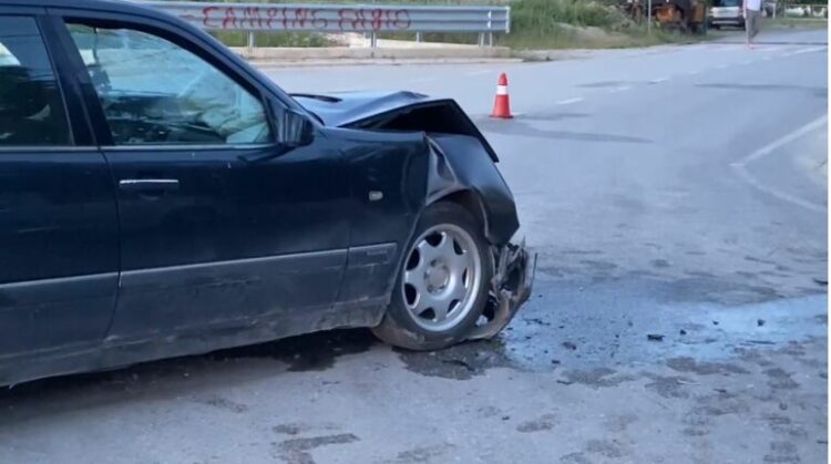 Makina del nga rruga në Pogradec, 38 vjeçari dërgohet në spital