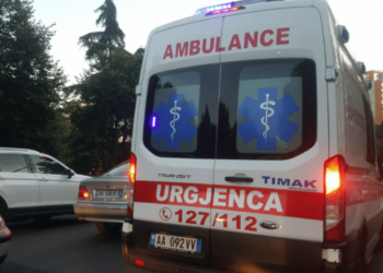 Emrat/ Roja i parkingut në ish-Bllok, godet me bërryl në fytyrë 30-vjeçarin! I riu në gjendje të rëndë