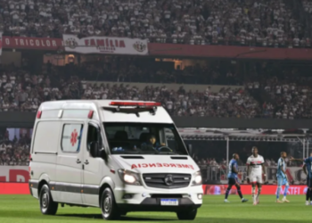 Momente paniku, futbollisti 27 vjeçar bie pa ndjenja në fushë