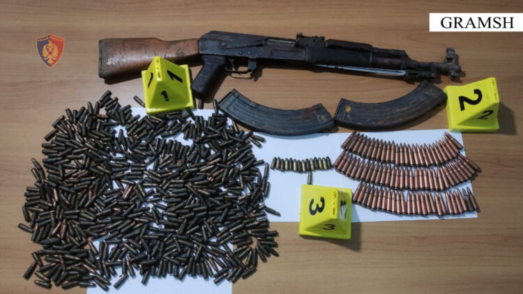 E kallëzoi fqinji pas sherrit, 55-vjeçarit i gjendet në banesë një kallashnikov dhe 690 fishekë