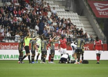 (VIDEO) Panik në Ligue 1, futbollisti bie pa ndjenja në fushë, ndeshja ndërpritet për 35 minuta