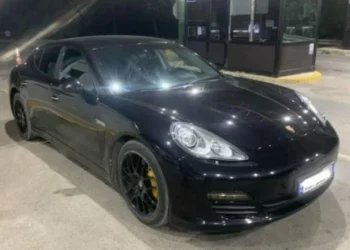 Tentoi të kalonte kufirin me Porsche Panamera të vjedhur, arrestohet 29-vjeçari shqiptar