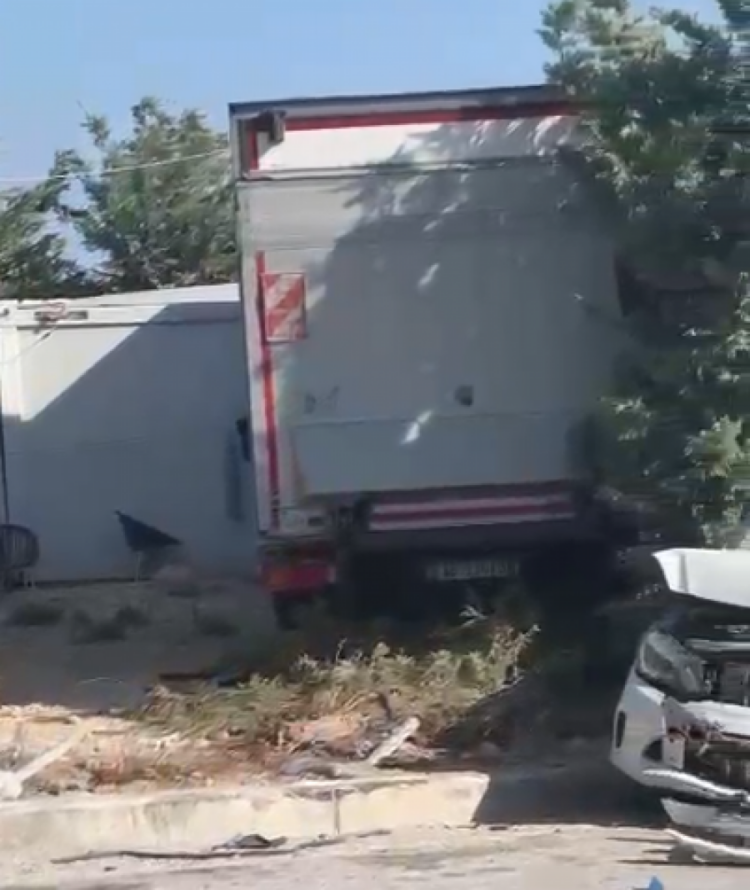 Aksident i rëndë në Dhërmi/ Kamioni përplas disa makina, shoferi hidhet nga automjeti