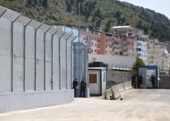 “Në Shqipëri vetëm burra”, çfarë raportoi sot në interpelancë ministri italian për kampin e refugjatëve në Shëngjin