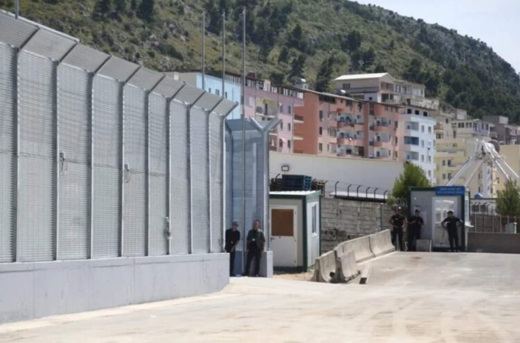 “Në Shqipëri vetëm burra”, çfarë raportoi sot në interpelancë ministri italian për kampin e refugjatëve në Shëngjin