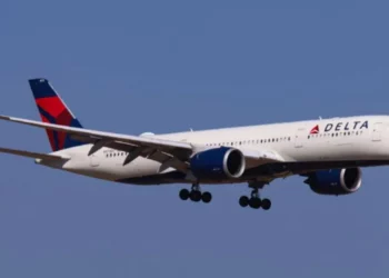 Dy punëtorë vriten gjatë një kontrolli për mirëmbajtjen e avionit në aeroport