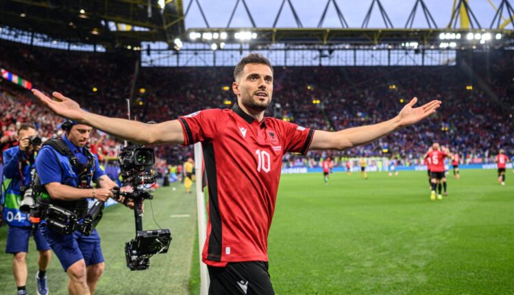 Nedim Bajrami pranë akordit me skuadrën e njohur britanike