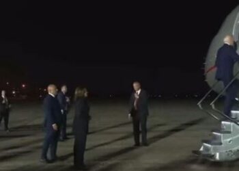 VIDEO/ Biden sërish konfuz, momenti kur hipën në avion i vetëm! Harris shtanget