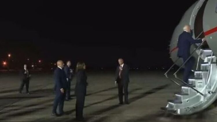 VIDEO/ Biden sërish konfuz, momenti kur hipën në avion i vetëm! Harris shtanget