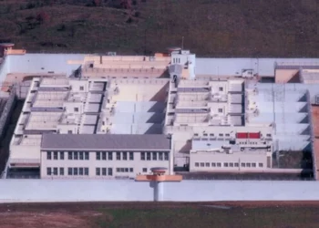 Tjetër përplasje në burgjet greke, plagoset me thikë në kokë shqiptari