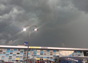 (VIDEO) Stuhi në Elbasan, ja si duket stadiumi para nisjes së ndeshjes (VIDEO)