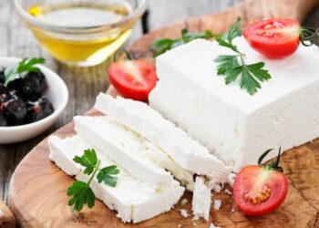 Djathi ‘Feta’ në rrezik: Greqia po lufton ‘murtajën e dhive’ që kërcënon prodhimin e qumështit!