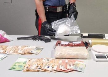 Mbanin në shtëpi 1.3 kg kokainë dhe armë, arrestohet çifti shqiptar në Itali dhe një 19-vjeçare