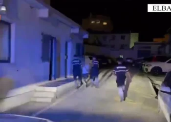 Kërcënoi policin se do ta vrasë pasi e kapi me armë, arrestohet në Elbasan 26-vjeçari (Emri)