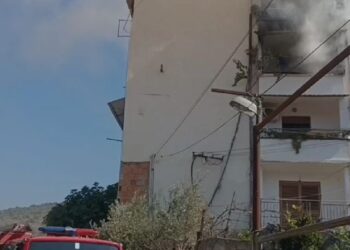 Përfshihet nga flakët një apartament në Lushnje