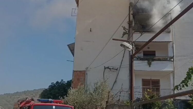 Përfshihet nga flakët një apartament në Lushnje