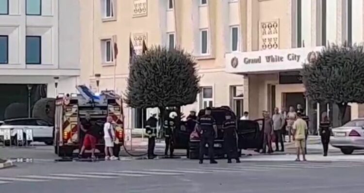 Merr flakë në ecje makina në Berat, shpëton mrekullisht drejtuesja e mjetit