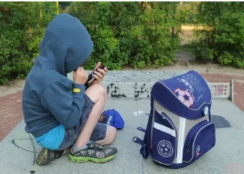 Studimi ngre alarmin për përdorimin e telefonit nga fëmijët, rreziku që u kanoset