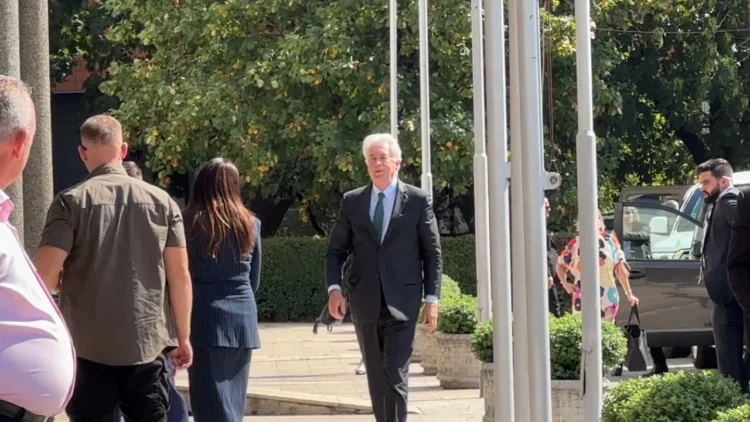 Shefi i CIA-s vizitë në Kosovë, përfundon takimin në Presidencë