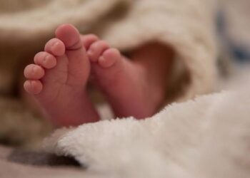 Ngjarje tepër e rëndë në Vlorë! Fëmija 1 vjeçar mbytet nga ushqimi