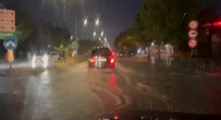 Tirana dhe Elbasani përballen me stuhi dhe rrebesh pas të nxehtit ekstrem