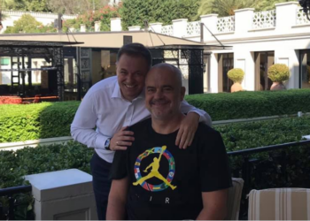 Deklarata doganore, Sokolaj i deklaroi mbetjet si oksid hekuri