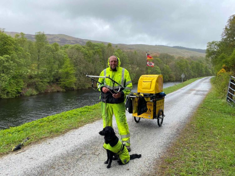 43 vjeçari gjerman që po shëtit Europën në këmbë arrin në Kosovë, shoqërohet nga qeni i tij