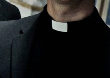 Kërkonin s*ks në këmbim të favoreve të ndryshme, arrestohen dy priftërinjtë në Itali