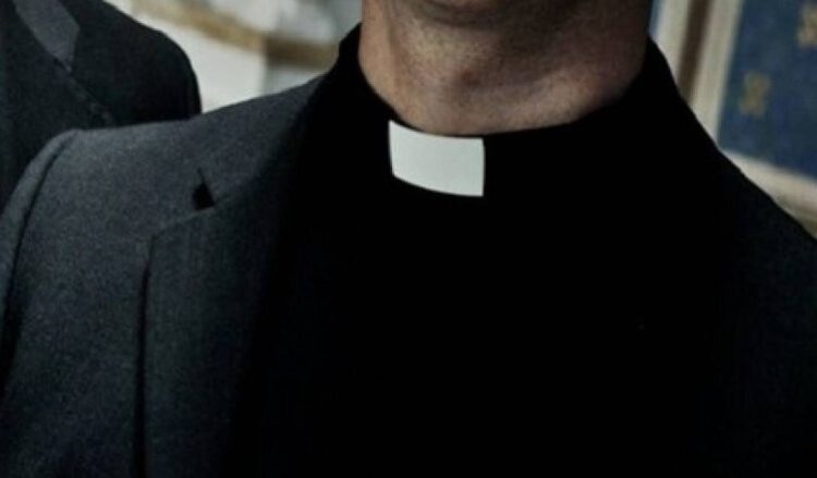 Kërkonin s*ks në këmbim të favoreve të ndryshme, arrestohen dy priftërinjtë në Itali