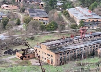 Shqipëria nis prodhimin e armëve, uzinat transformohen, shlyhen detyrimet ndaj punonjësve