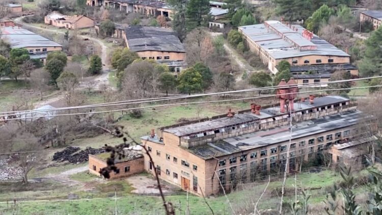 Shqipëria nis prodhimin e armëve, uzinat transformohen, shlyhen detyrimet ndaj punonjësve