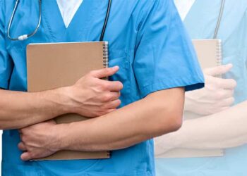 Infermieri italian shkon në polici dhe u lutet: Më ndihmoni të mos vras më!