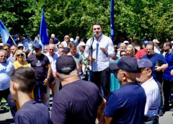 Këlliçi: 2.7 mln euro për makina me qira dhe luks, të ngrihemi kundër hajdutit Veliaj