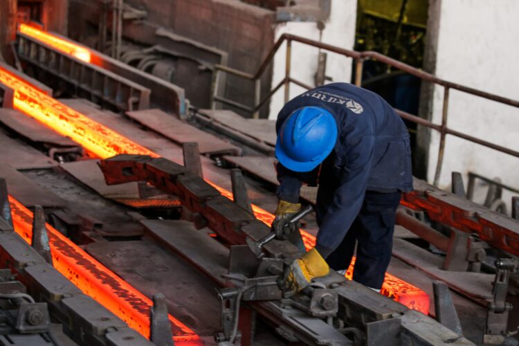 Kurum mbyll uzinën e çelikut pas skandalit me mbetjet, mund të lërë qindra familje pa punë