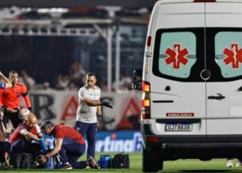 E trishtë! Humbi ndjenjat në fushë, ndahet nga jeta futbollisti 27-vjeçar