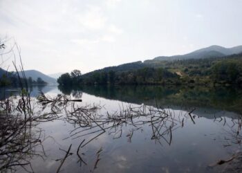 Fundoset anija me emigrantë në lumin Drina të Serbisë, zhduken 7 persona