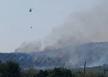 Zjarr në Lushnje, ndërhyhet me helikopter