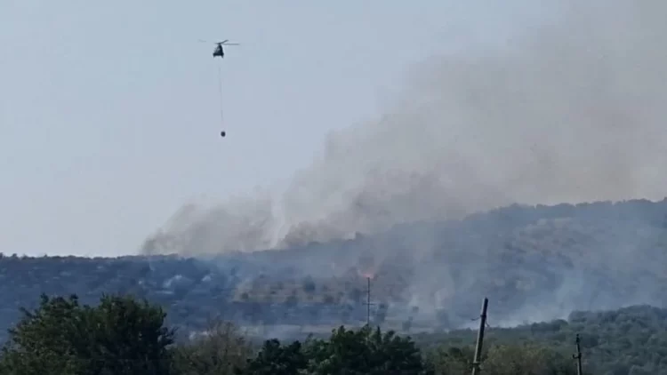Zjarr në Lushnje, ndërhyhet me helikopter