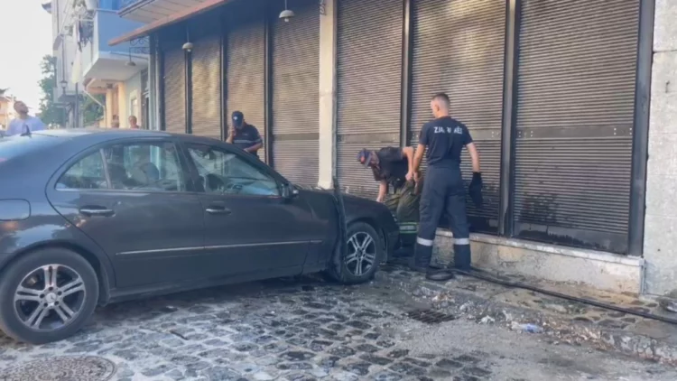 Digjet makina e parkuar në Korçë, zjarrfikësja në vendngjarje