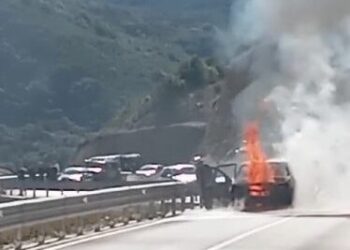 Digjet në ecje makina në aksin Velipojë-Shkodër