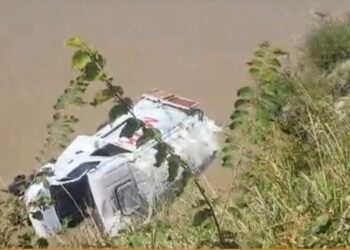 Automjeti përfundon në ujërat e lumit Shkumbin, shpëton drejtuesi