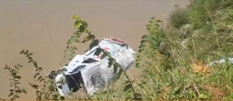 Automjeti përfundon në ujërat e lumit Shkumbin, shpëton drejtuesi