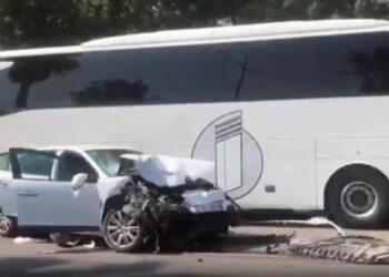 Aksident në Durrës-Plepa, makina shkatërrohet pas përplasjes me autobusin